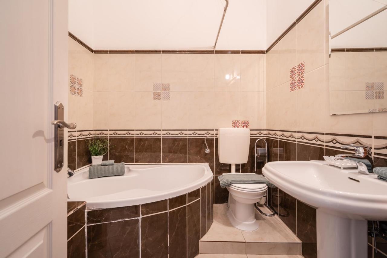 K10 - Kazinczy Street Heritage Suite - Best Location By Bqa Budapest Exteriör bild