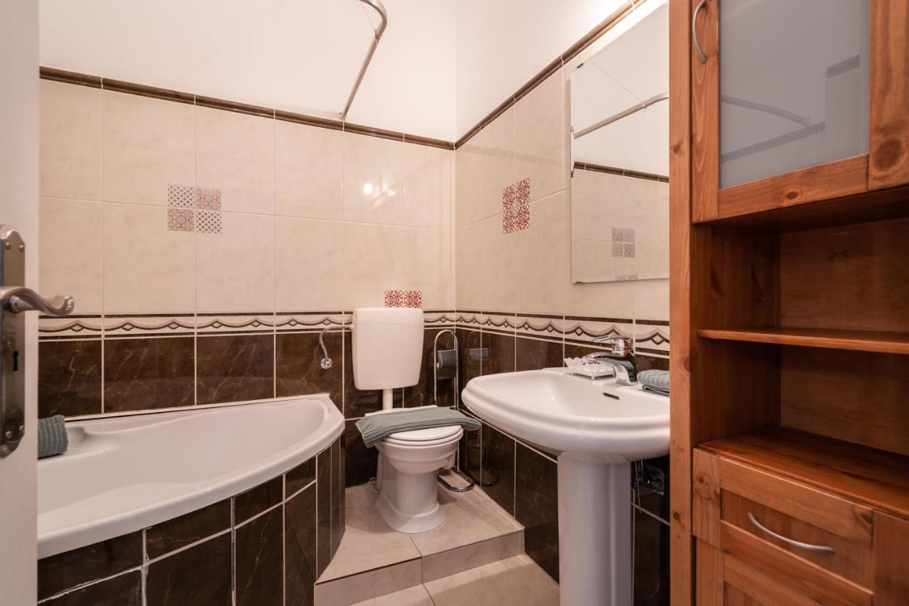 K10 - Kazinczy Street Heritage Suite - Best Location By Bqa Budapest Exteriör bild