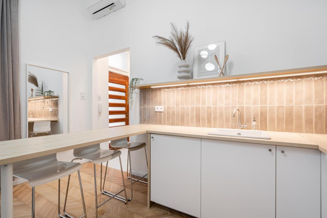 K10 - Kazinczy Street Heritage Suite - Best Location By Bqa Budapest Exteriör bild
