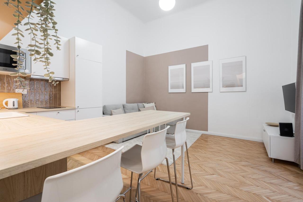 K10 - Kazinczy Street Heritage Suite - Best Location By Bqa Budapest Exteriör bild